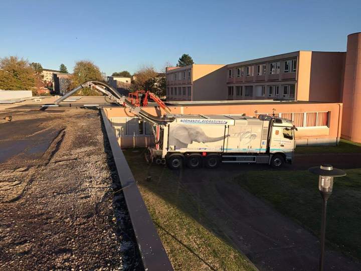 Nettoyage rapide et sécurisé de vos toitures plates